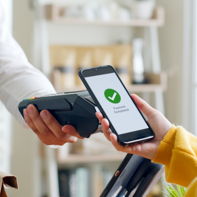 enhancing-payment-speed-with-contactless-solutions coffee shop filled with busy customers | hard bean